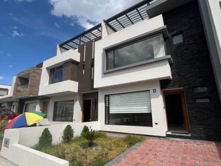 Foto 1 de AMPLIA CASA DE CINCO DORMITORIOS EN VENTA, Sector Sudamericano Ricaurte C1432