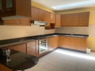 Foto 1 de Casa en renta 4 dormitorios en Urbanización Santa Lucia Norte de Quito