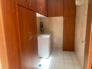 Foto 3 de Casa en renta 4 dormitorios en Urbanización Santa Lucia Norte de Quito