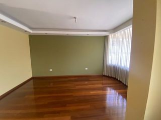 Foto 17 de Casa en renta 4 dormitorios en Urbanización Santa Lucia Norte de Quito