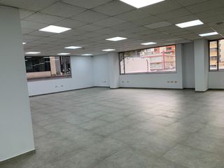 Foto 1 de Oficina de arriendo sobre la av. república del salvador