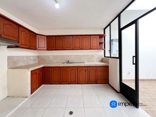Foto 1 de Se vende casa en el Barrio Celi Roman en la ciudad de Loja