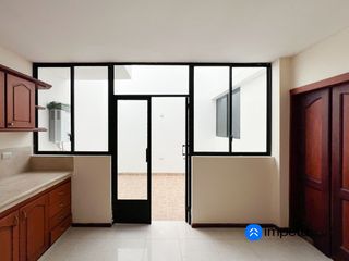 Foto 2 de Se vende casa en el Barrio Celi Roman en la ciudad de Loja