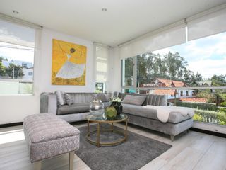 Foto 2 de ENCANTADOR DÚPLEX EN VENTA EN CUMBAYÁ – MODERNO Y LUMINOSO