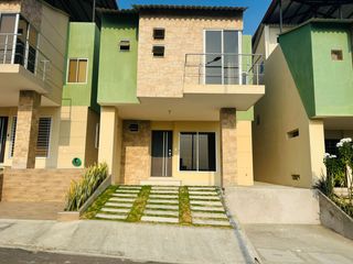 Foto 1 de CASA POR ESTRENAR DE DOS PISOS DENTRO DE URBANIZACIÓN PRECIO DE REMATE
