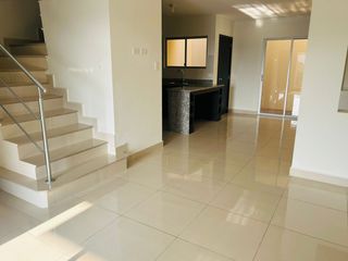 Foto 2 de CASA POR ESTRENAR DE DOS PISOS DENTRO DE URBANIZACIÓN PRECIO DE REMATE