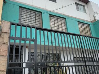 Foto 1 de Se Vende Casa En Av Alfonso Ugarte Chincha Alta
