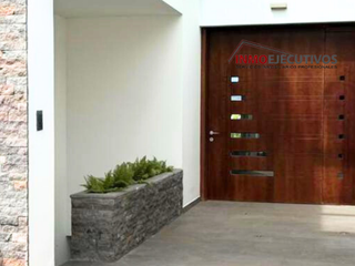 Foto 3 de En Cumbayá Casa de venta con 4 habitaciones, más departamento independiente de 199 m2