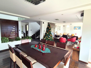 Foto 4 de En Cumbayá Casa de venta con 4 habitaciones, más departamento independiente de 199 m2
