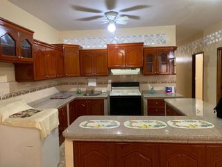 Foto 4 de casa rentera de venta en el centro de manta manabi B/L