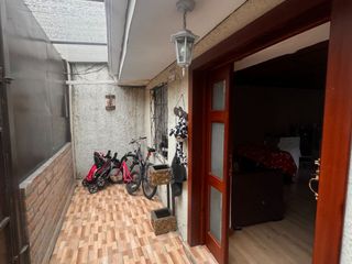 Foto 2 de CASA ECONOMICA DE VENTA, Sector Miraflores C1424