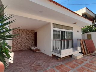 Foto 1 de Urdesa, Venta de linda Casa de 3 dormitorios remodelada