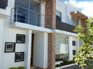 Foto 1 de DE VENTA BONITA CASA EN TUMBACO,  SECTOR SANTA ROSA