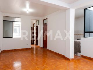 Foto 1 de Venta De Casa De 2 Pisos Altura De Av. Tantamayo En San Martin De Porres
