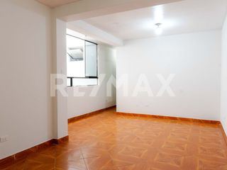 Foto 4 de Venta De Casa De 2 Pisos Altura De Av. Tantamayo En San Martin De Porres