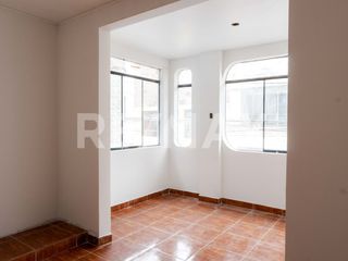 Foto 5 de Venta De Casa De 2 Pisos Altura De Av. Tantamayo En San Martin De Porres