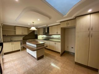 Foto 2 de ¡En renta casa de 4 dormitorios en urbanización privada!