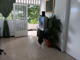 Foto 11 de Vendo amplia casa comercial rentando, Sector Conucos