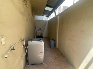 Foto 22 de En venta casa rentera en cdla.Bellavista en sector con portón. (JP)