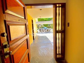 Foto 2 de ¡Ocasión! Surco, en Venta Casa Frente a Parque con Jardín y Terraza - 200 m²-  3 Pisos