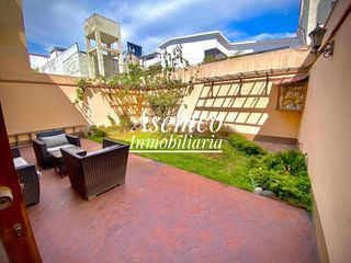 Foto 5 de ¡Ocasión! Surco, en Venta Casa Frente a Parque con Jardín y Terraza - 200 m²-  3 Pisos