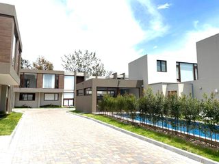 Foto 2 de CASA MODERNA POR ESTRENAR EN CUMBAYÁ. SECTOR SANTA INÉS. VÍA PILLAGUA.