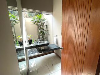 Foto 7 de Venta de hermosa casa con terraza con bbq, piscina temperada, cava y bar en La Planicie, La Molina