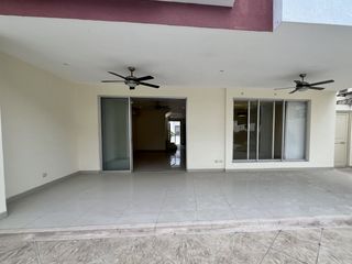 Foto 4 de Casa de Renta en Laguna Club, Guayaquil