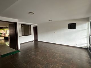Foto 3 de Casa de 240 m², ideal para negocio u hogar, 2 pisos en zona estratégica