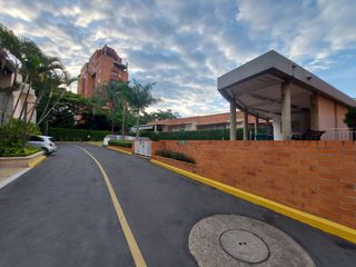 Foto 40 de VENDO casa Jockey Club Ciudad Jardín Cali