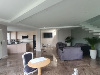 Foto 3 de Venta Casa Moderna en Cumbayá Urbanización Yanazarapata, 277 m² útil,  total 451 m2, Precio $310.000