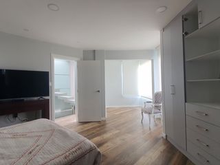 Foto 14 de Venta Casa Moderna en Cumbayá Urbanización Yanazarapata, 277 m² útil,  total 451 m2, Precio $310.000