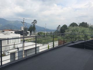 Foto 15 de Venta Casa Moderna en Cumbayá Urbanización Yanazarapata, 277 m² útil,  total 451 m2, Precio $310.000