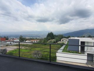 Foto 17 de Venta Casa Moderna en Cumbayá Urbanización Yanazarapata, 277 m² útil,  total 451 m2, Precio $310.000