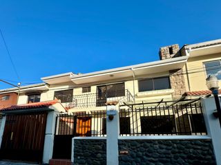 Foto 1 de Casa EN VENTA de 4 DORMITORIOS en Urbanización ubicada a pocos pasos de la Av. Remigio Crespo y Av. Loja