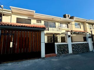 Foto 2 de Casa EN VENTA de 4 DORMITORIOS en Urbanización ubicada a pocos pasos de la Av. Remigio Crespo y Av. Loja