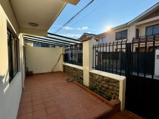 Foto 3 de Casa EN VENTA de 4 DORMITORIOS en Urbanización ubicada a pocos pasos de la Av. Remigio Crespo y Av. Loja