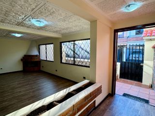 Foto 5 de Casa EN VENTA de 4 DORMITORIOS en Urbanización ubicada a pocos pasos de la Av. Remigio Crespo y Av. Loja