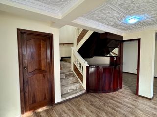 Foto 7 de Casa EN VENTA de 4 DORMITORIOS en Urbanización ubicada a pocos pasos de la Av. Remigio Crespo y Av. Loja