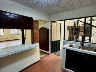 Foto 12 de Casa EN VENTA de 4 DORMITORIOS en Urbanización ubicada a pocos pasos de la Av. Remigio Crespo y Av. Loja