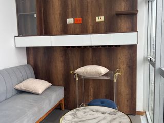 Foto 4 de VENTA  OFICINA SKY BUILDING  84,45 m2 útil, amoblada: recepcion, sala-sesiones, cafetería, privado, oficina-gerencia, area trabajo como para 10 persona; parqueo en sótano.