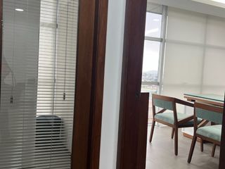 Foto 9 de VENTA  OFICINA SKY BUILDING  84,45 m2 útil, amoblada: recepcion, sala-sesiones, cafetería, privado, oficina-gerencia, area trabajo como para 10 persona; parqueo en sótano.