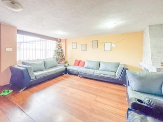 Foto 2 de Amplia Casa en Venta – Sector La Kennedy, Quito