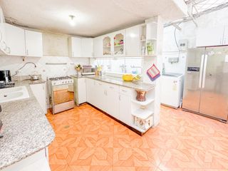 Foto 7 de Amplia Casa en Venta – Sector La Kennedy, Quito