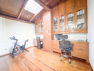 Foto 10 de Amplia Casa en Venta – Sector La Kennedy, Quito