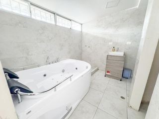 Foto 12 de Amplia Casa en Venta – Sector La Kennedy, Quito