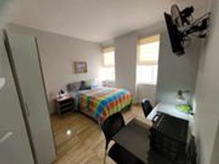 Foto 3 de Alquilo en MIRAFLORES, SAN ANTONIO, habitación ejecutiva. Limpia y desinfectada, bien iluminada y ventilada.