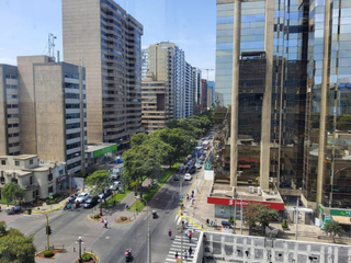 Foto 2 de Alquilo Amplias y Cómodas Oficinas Todo un Piso en Av Pardo, Miraflores