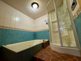 Foto 31 de ESPACIOSA CASA de 5 Dormitorios EN VENTA ubicada a pocos pasos de la Av de las Américas y Puertas del Sol