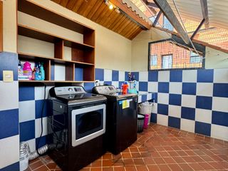 Foto 27 de ESPACIOSA CASA de 5 Dormitorios EN VENTA ubicada a pocos pasos de la Av de las Américas y Puertas del Sol